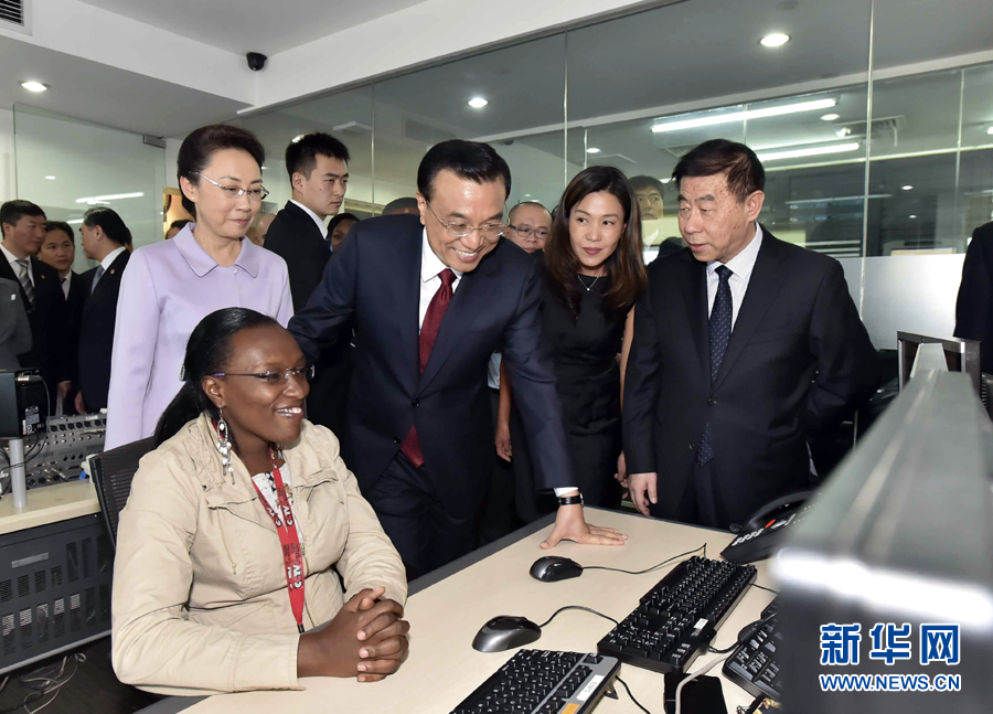 5月11日，中國國務院總理李克強在肯尼亞首都內羅畢看望并慰問中央電視臺非洲分臺員工。 新華社記者 李濤 攝 