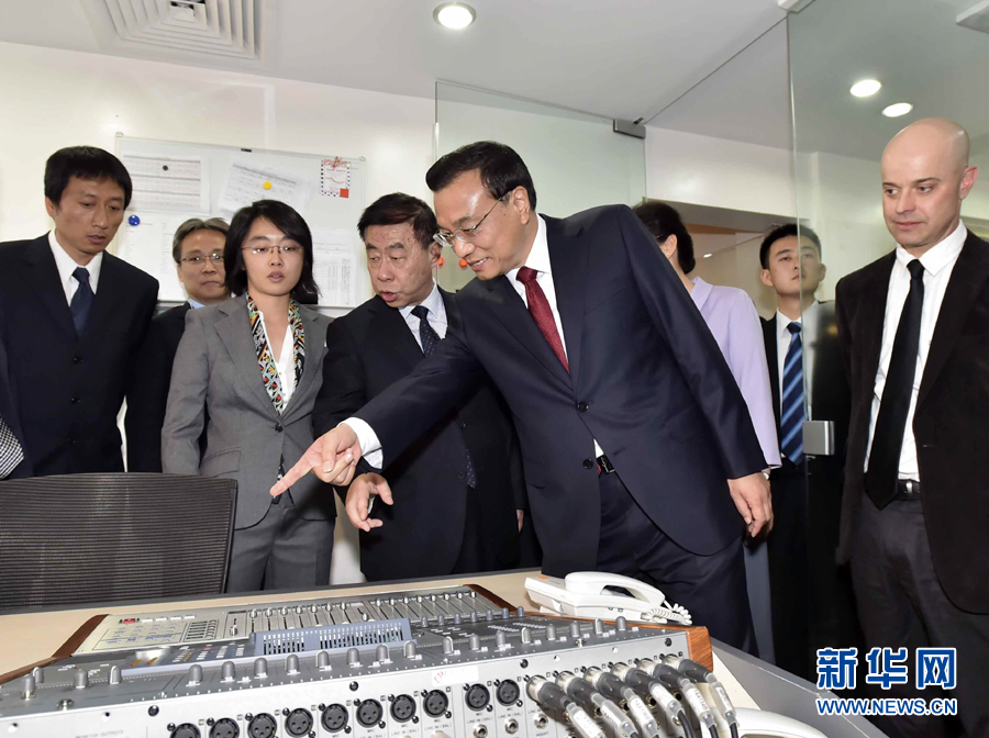 5月11日，中國國務院總理李克強在肯尼亞首都內羅畢看望并慰問中央電視臺非洲分臺員工。 新華社記者 李濤 攝 
