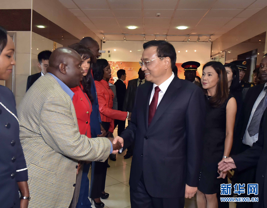 5月11日，中國國務院總理李克強在肯尼亞首都內羅畢看望并慰問中央電視臺非洲分臺員工。 新華社記者 李濤 攝 