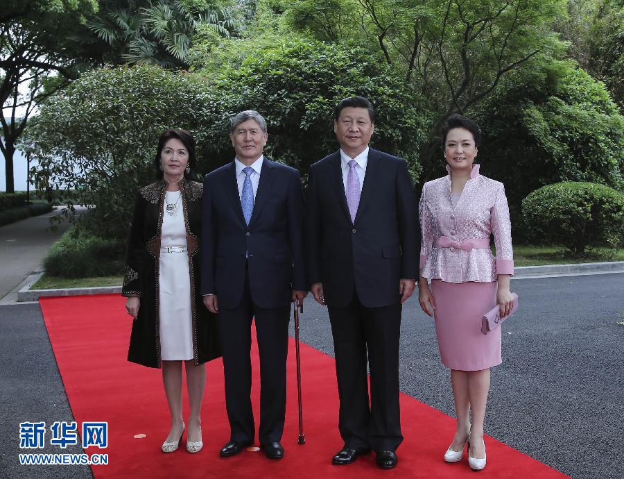 會(huì)談前，習(xí)近平在上海西郊會(huì)議中心廣場(chǎng)為阿坦巴耶夫舉行歡迎儀式。新華社記者 蘭紅光 攝 