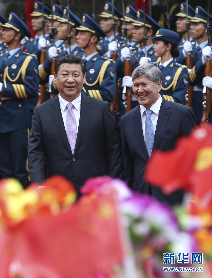 會(huì)談前，習(xí)近平在上海西郊會(huì)議中心廣場(chǎng)為阿坦巴耶夫舉行歡迎儀式。新華社記者 蘭紅光 攝 
