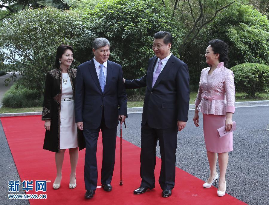 會(huì)談前，習(xí)近平在上海西郊會(huì)議中心廣場(chǎng)為阿坦巴耶夫舉行歡迎儀式。新華社記者 蘭紅光 攝 