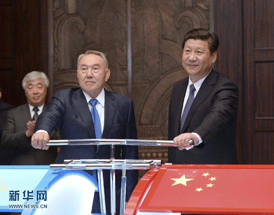 5月19日，國家主席習(xí)近平在上海同哈薩克斯坦總統(tǒng)納扎爾巴耶夫舉行會談。這是會談后，兩國元首共同出席中哈連云港物流場站項目遠程投產(chǎn)儀式。新華社記者 馬占成 攝 