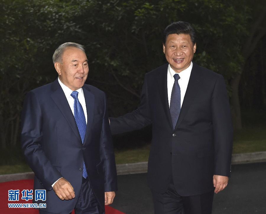  5月19日，中國國家主席習(xí)近平在上海同哈薩克斯坦總統(tǒng)納扎爾巴耶夫舉行會談。這是會談前，習(xí)近平在上海西郊會議中心廣場為納扎爾巴耶夫舉行歡迎儀式。新華社記者 馬占成 攝 