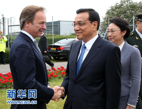 6月16日，應(yīng)英國首相卡梅倫邀請，國務(wù)院總理李克強(qiáng)乘專機(jī)抵達(dá)倫敦希思羅機(jī)場，開始對英國進(jìn)行正式訪問。李克強(qiáng)總理夫人程虹同機(jī)抵達(dá)。這是英國政府高級官員到機(jī)場迎接李克強(qiáng)總理和夫人。新華社記者 龐興雷 攝