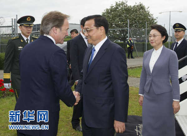 6月16日，應(yīng)英國首相卡梅倫邀請，國務(wù)院總理李克強(qiáng)乘專機(jī)抵達(dá)倫敦希思羅機(jī)場，開始對英國進(jìn)行正式訪問。李克強(qiáng)總理夫人程虹同機(jī)抵達(dá)。這是英國政府高級官員到機(jī)場迎接李克強(qiáng)總理和夫人。新華社記者 黃敬文 攝