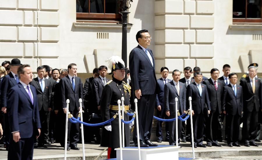 6月17日，中國(guó)國(guó)務(wù)院總理李克強(qiáng)在倫敦唐寧街10號(hào)首相府同英國(guó)首相卡梅倫舉行中英總理年度會(huì)晤。這是會(huì)晤前，卡梅倫為李克強(qiáng)舉行隆重的歡迎儀式。新華社記者 張鐸 攝 
