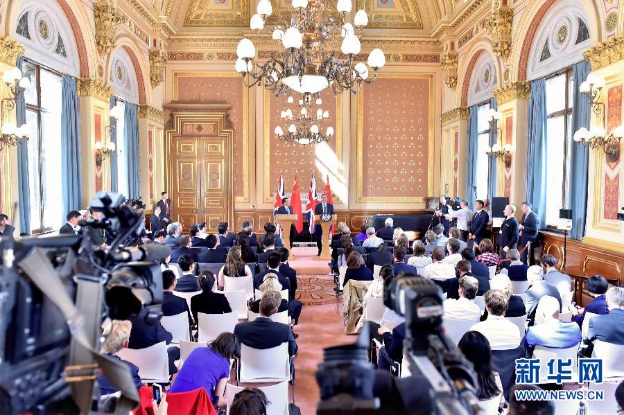 6月17日，中國國務(wù)院總理李克強同英國首相卡梅倫在倫敦舉行中英總理年度會晤后共同會見記者。新華社記者 李濤 攝