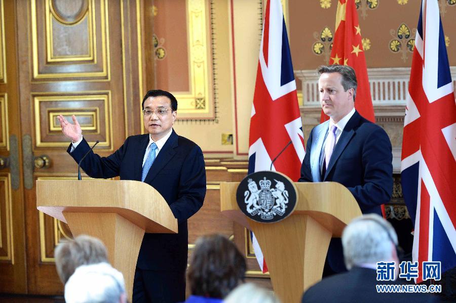 6月17日，中國國務(wù)院總理李克強同英國首相卡梅倫在倫敦舉行中英總理年度會晤后共同會見記者。新華社記者 李濤 攝  