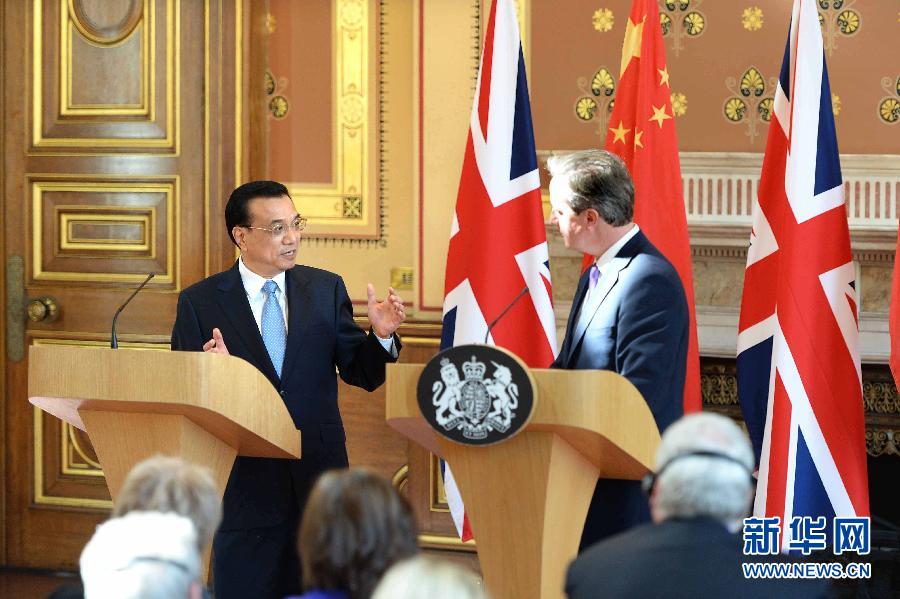 6月17日，中國國務(wù)院總理李克強同英國首相卡梅倫在倫敦舉行中英總理年度會晤后共同會見記者。新華社記者 李濤 攝