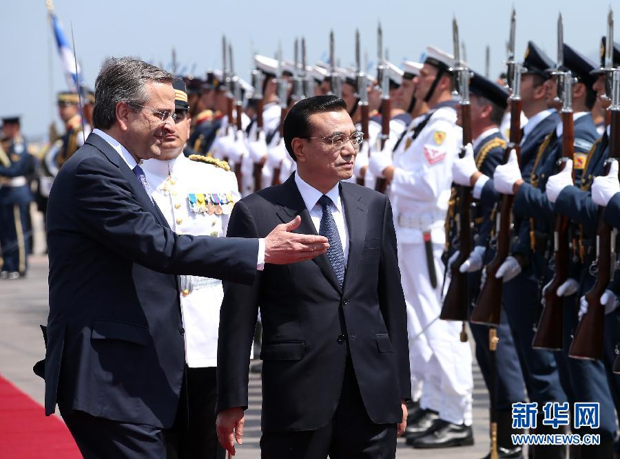 6月19日，國務院總理李克強乘專機抵達雅典國際機場，開始對希臘進行正式訪問。希臘總理薩馬拉斯在機場為李克強舉行隆重的歡迎儀式。這是李克強在薩馬拉斯的陪同下檢閱儀仗隊。新華社記者 龐興雷 攝  