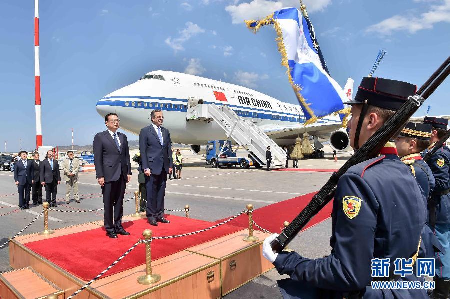 6月19日，國務院總理李克強乘專機抵達雅典國際機場，開始對希臘進行正式訪問。希臘總理薩馬拉斯在機場為李克強舉行隆重的歡迎儀式。新華社記者 李濤 攝