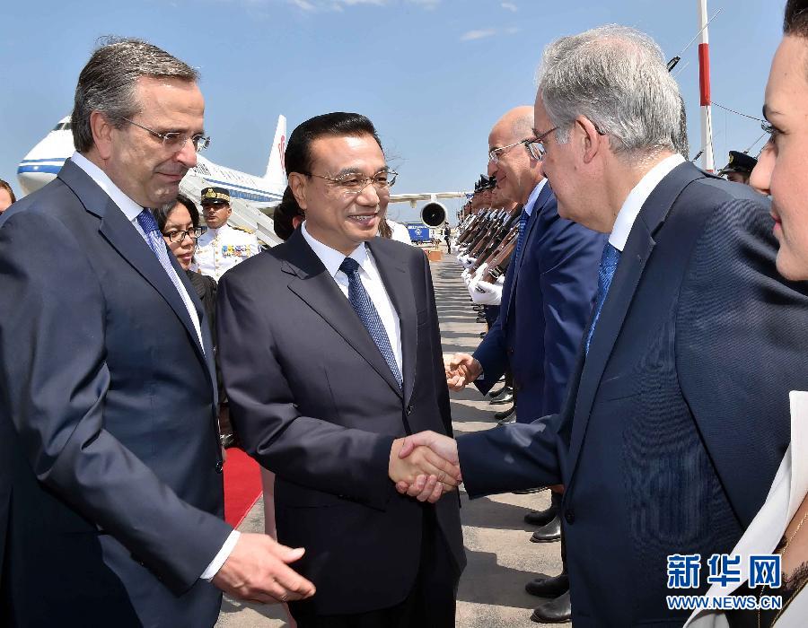 6月19日，國務院總理李克強乘專機抵達雅典國際機場，開始對希臘進行正式訪問。希臘總理薩馬拉斯在機場為李克強舉行隆重的歡迎儀式。新華社記者 李濤 攝