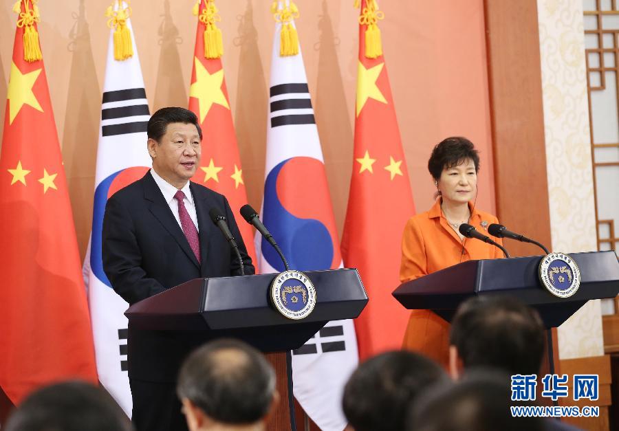 7月3日，國(guó)家主席習(xí)近平在首爾同韓國(guó)總統(tǒng)樸槿惠舉行會(huì)談。會(huì)談后，兩國(guó)元首共同會(huì)見(jiàn)記者。 新華社記者姚大偉攝