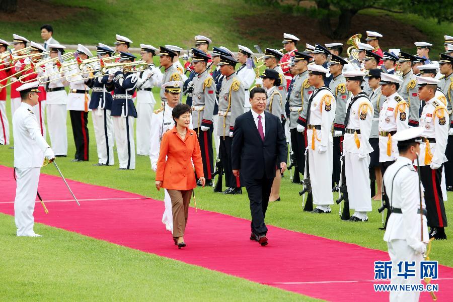 7月3日，國(guó)家主席習(xí)近平在首爾同韓國(guó)總統(tǒng)樸槿惠舉行會(huì)談。會(huì)談前，樸槿惠在青瓦臺(tái)總統(tǒng)府為習(xí)近平舉行隆重歡迎儀式。 新華社記者姚大偉攝