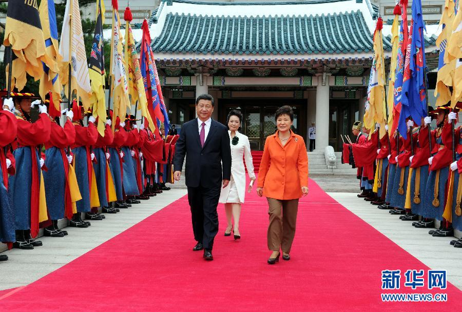 7月3日，國(guó)家主席習(xí)近平在首爾同韓國(guó)總統(tǒng)樸槿惠舉行會(huì)談。會(huì)談前，樸槿惠在青瓦臺(tái)總統(tǒng)府為習(xí)近平舉行隆重歡迎儀式。 新華社記者饒愛(ài)民攝 