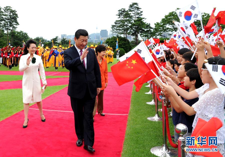 7月3日，國(guó)家主席習(xí)近平在首爾同韓國(guó)總統(tǒng)樸槿惠舉行會(huì)談。會(huì)談前，樸槿惠在青瓦臺(tái)總統(tǒng)府為習(xí)近平舉行隆重歡迎儀式。 新華社記者饒愛(ài)民攝 