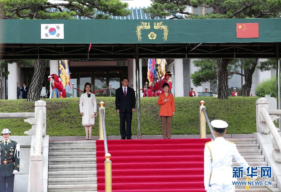 7月3日，國(guó)家主席習(xí)近平在首爾同韓國(guó)總統(tǒng)樸槿惠舉行會(huì)談。會(huì)談前，樸槿惠在青瓦臺(tái)總統(tǒng)府為習(xí)近平舉行隆重歡迎儀式。 新華社記者丁林?jǐn)z 