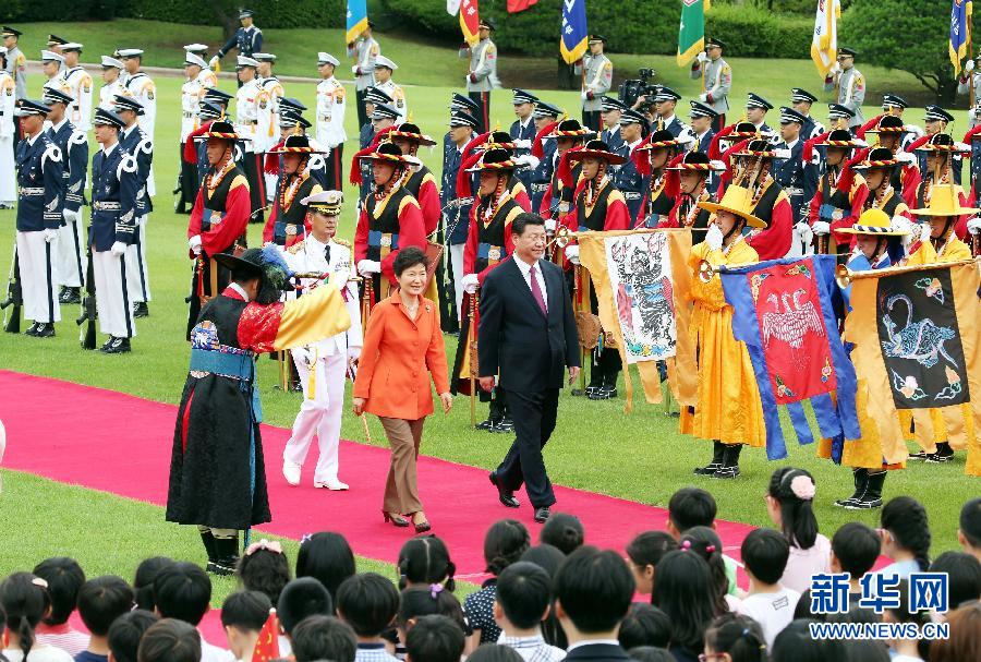 7月3日，國(guó)家主席習(xí)近平在首爾同韓國(guó)總統(tǒng)樸槿惠舉行會(huì)談。會(huì)談前，樸槿惠在青瓦臺(tái)總統(tǒng)府為習(xí)近平舉行隆重歡迎儀式。 新華社記者姚大偉攝 