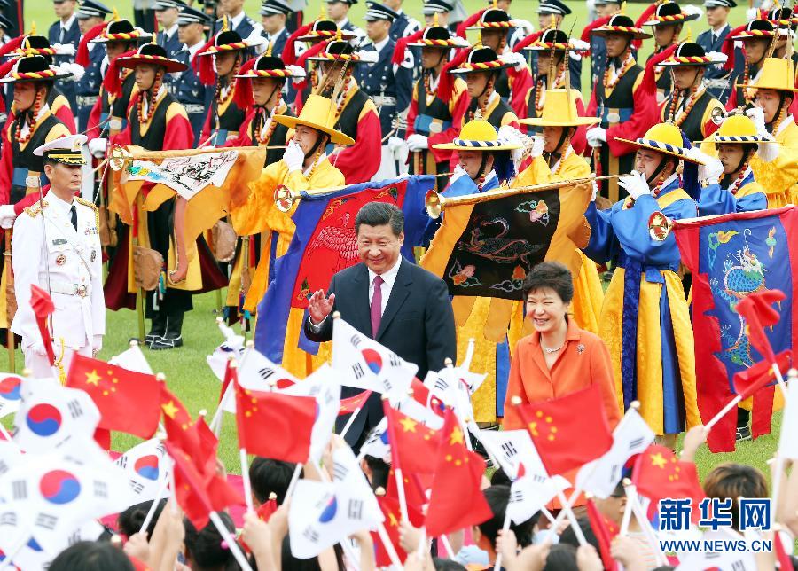 7月3日，國(guó)家主席習(xí)近平在首爾同韓國(guó)總統(tǒng)樸槿惠舉行會(huì)談。會(huì)談前，樸槿惠在青瓦臺(tái)總統(tǒng)府為習(xí)近平舉行隆重歡迎儀式。 新華社記者姚大偉攝 