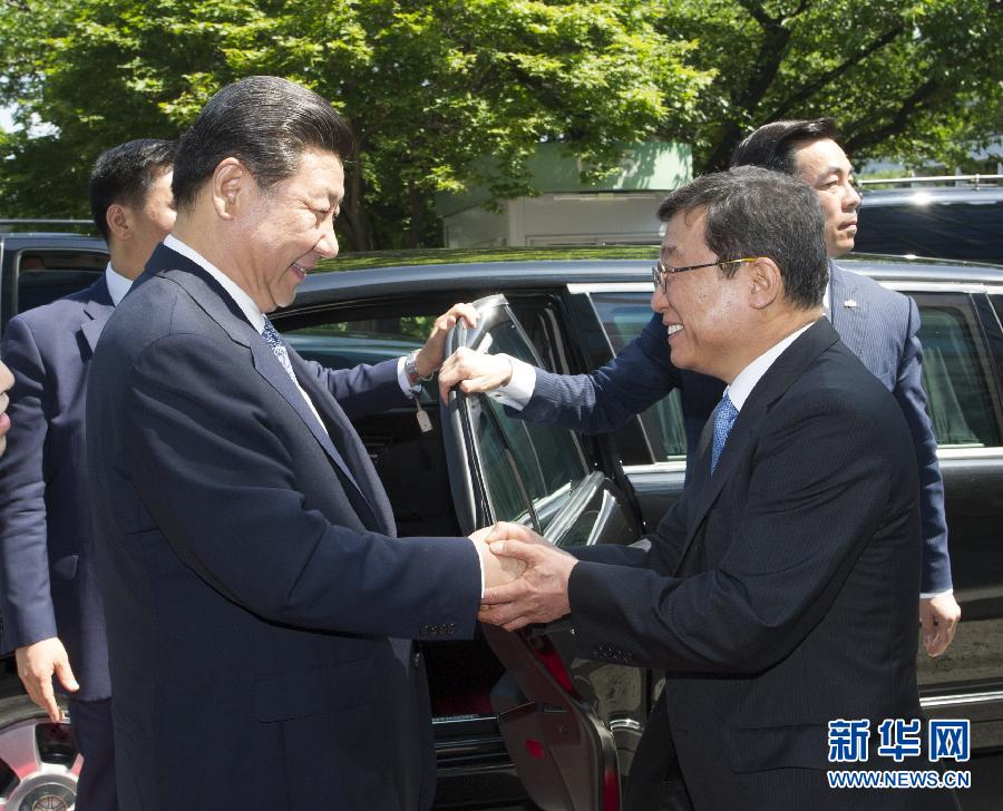 7月4日，國家主席習(xí)近平在韓國國立首爾大學(xué)發(fā)表題為《共創(chuàng)中韓合作未來　同襄亞洲振興繁榮》的重要演講。這是首爾大學(xué)校長(zhǎng)吳然天迎接習(xí)近平主席。新華社記者 謝環(huán)馳 攝 