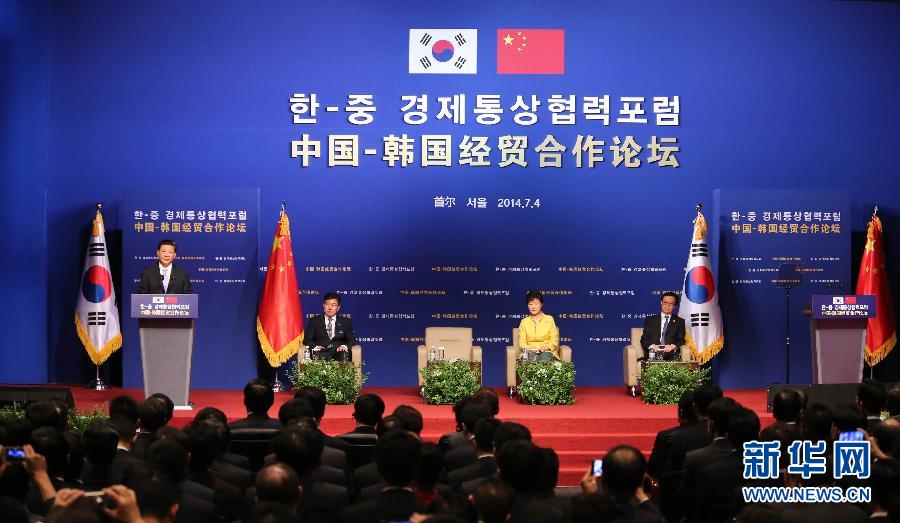 7月4日，國家主席習(xí)近平在首爾與韓國總統(tǒng)樸槿惠共同出席中韓經(jīng)貿(mào)合作論壇。習(xí)近平發(fā)表題為《攜手合作，共創(chuàng)未來》的重要講話。 新華社記者蘭紅光 攝  