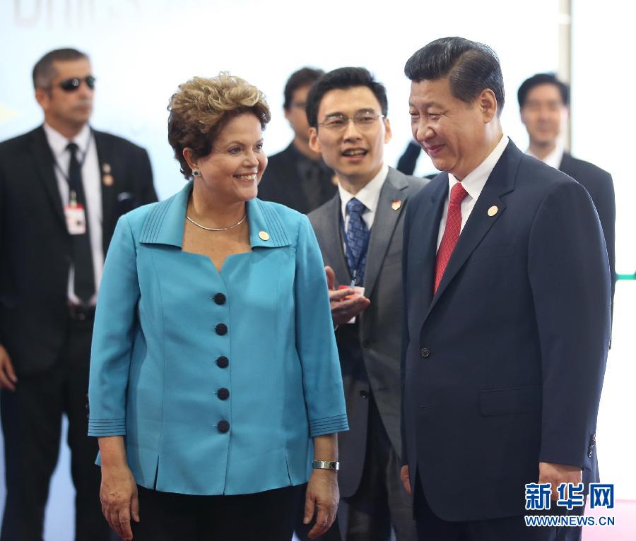 7月15日，國家主席習(xí)近平在巴西福塔萊薩出席金磚國家領(lǐng)導(dǎo)人第六次會晤。這是巴西總統(tǒng)羅塞夫迎接習(xí)近平主席。 新華社記者 蘭紅光 攝 