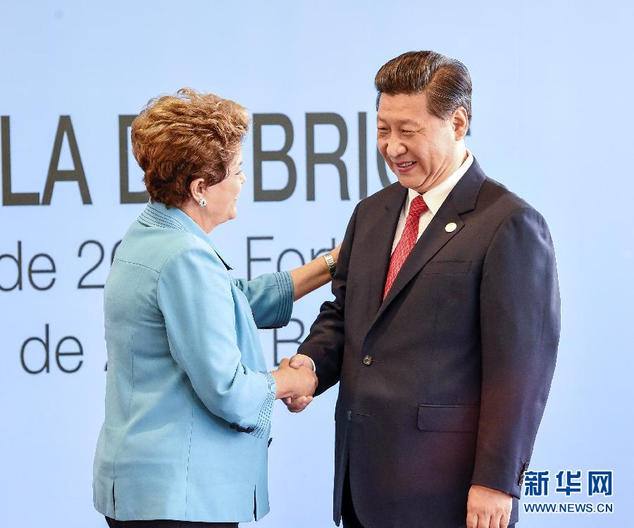 7月15日，國家主席習(xí)近平在巴西福塔萊薩出席金磚國家領(lǐng)導(dǎo)人第六次會晤。這是巴西總統(tǒng)羅塞夫迎接習(xí)近平主席。 新華社記者 李學(xué)仁 攝  