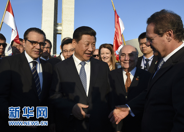 7月16日，國家主席習近平在巴西利亞會見巴西參議長卡列羅斯（前右）和眾議長阿爾維斯（前左）。 新華社記者 李學仁 攝 