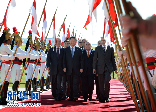 7月16日，國家主席習近平在巴西利亞會見巴西參議長卡列羅斯和眾議長阿爾維斯。這是習近平步入國會大廈。 新華社記者 劉建生 攝 