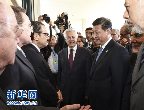 7月16日，國家主席習近平在巴西利亞會見巴西參議長卡列羅斯和眾議長阿爾維斯。這是兩院議長迎接習近平主席，并介紹議員代表。 新華社記者李學仁 攝 