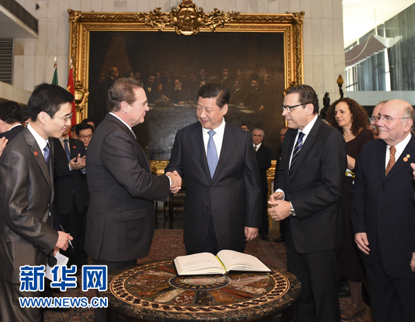 7月16日，國家主席習近平在巴西利亞會見巴西參議長卡列羅斯（前排左二）和眾議長阿爾維斯（前排右二）。 新華社記者 李學仁 攝 