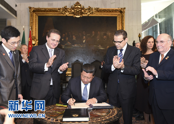 7月16日，國家主席習近平在巴西利亞會見巴西參議長卡列羅斯（前排左二）和眾議長阿爾維斯（前排右二）。這是習近平應邀為參眾兩院題詞。新華社記者 李學仁 攝 
