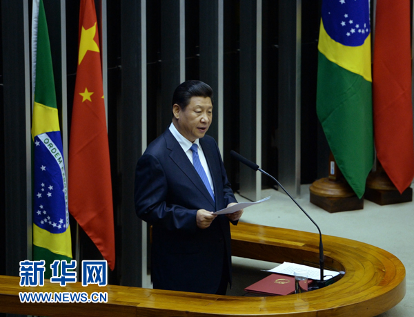 7月16日，國家主席習近平在巴西國會發(fā)表《弘揚傳統(tǒng)友好共譜合作新篇》的演講。 新華社記者 劉建生 攝 