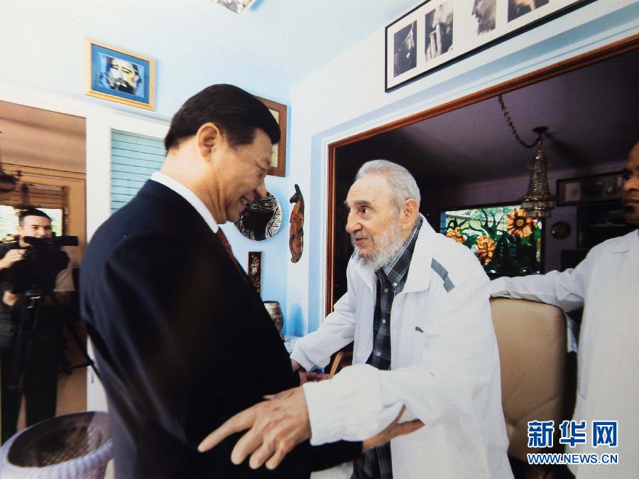 當(dāng)?shù)貢r間7月22日，國家主席習(xí)近平在哈瓦那親切探望古巴革命領(lǐng)袖菲德爾·卡斯特羅。 新華社發(fā)