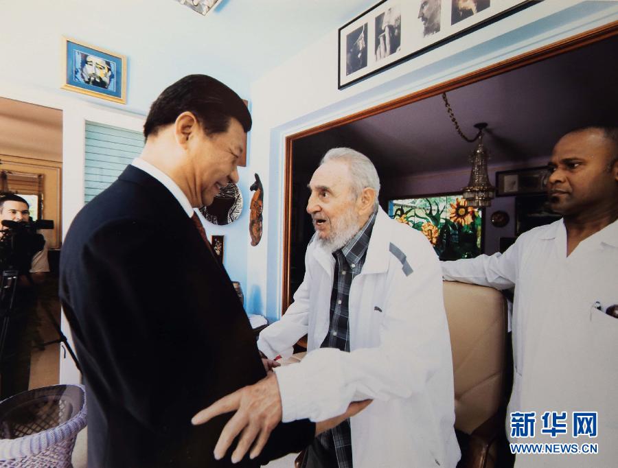 當(dāng)?shù)貢r間7月22日，國家主席習(xí)近平在哈瓦那親切探望古巴革命領(lǐng)袖菲德爾·卡斯特羅。 新華社發(fā)