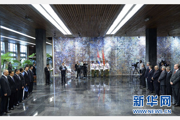 當(dāng)?shù)貢r(shí)間7月22日，國(guó)家主席習(xí)近平在哈瓦那接受古巴政府授予的“何塞·馬蒂”勛章。古巴國(guó)務(wù)委員會(huì)主席兼部長(zhǎng)會(huì)議主席勞爾·卡斯特羅為習(xí)近平佩戴勛章。新華社記者馬占成攝