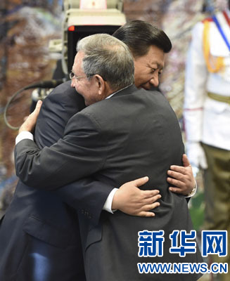 當(dāng)?shù)貢r(shí)間7月22日，國(guó)家主席習(xí)近平在哈瓦那接受古巴政府授予的“何塞·馬蒂”勛章。古巴國(guó)務(wù)委員會(huì)主席兼部長(zhǎng)會(huì)議主席勞爾·卡斯特羅為習(xí)近平佩戴勛章。新華社記者馬占成攝