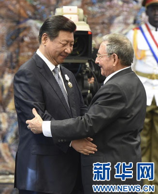 當(dāng)?shù)貢r(shí)間7月22日，國(guó)家主席習(xí)近平在哈瓦那接受古巴政府授予的“何塞·馬蒂”勛章。古巴國(guó)務(wù)委員會(huì)主席兼部長(zhǎng)會(huì)議主席勞爾·卡斯特羅為習(xí)近平佩戴勛章。新華社記者馬占成攝