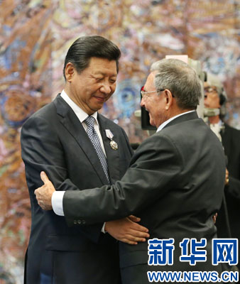 當(dāng)?shù)貢r(shí)間7月22日，國(guó)家主席習(xí)近平在哈瓦那接受古巴政府授予的“何塞·馬蒂”勛章。古巴國(guó)務(wù)委員會(huì)主席兼部長(zhǎng)會(huì)議主席勞爾·卡斯特羅為習(xí)近平佩戴勛章。新華社記者劉衛(wèi)兵攝