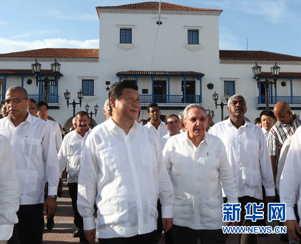 當(dāng)?shù)貢r間7月23日，國家主席習(xí)近平在古巴國務(wù)委員會主席兼部長會議主席勞爾·卡斯特羅全程陪同下，訪問古巴第二大城市、被稱為“英雄城”的圣地亞哥。這是習(xí)近平和勞爾參觀圣地亞哥市政府。新華社記者蘭紅光 攝