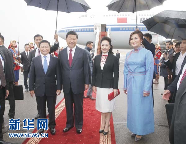 8月21日，國(guó)家主席習(xí)近平抵達(dá)烏蘭巴托，開(kāi)始對(duì)蒙古國(guó)進(jìn)行國(guó)事訪(fǎng)問(wèn)。習(xí)近平和夫人彭麗媛在機(jī)場(chǎng)受到蒙古國(guó)總理阿勒坦呼亞格夫婦熱情迎接。新華社記者鞠鵬攝 