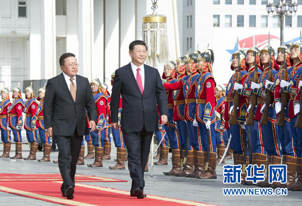 8月21日，國(guó)家主席習(xí)近平在烏蘭巴托同蒙古國(guó)總統(tǒng)額勒貝格道爾吉舉行會(huì)談。會(huì)談前，額勒貝格道爾吉在國(guó)家宮前廣場(chǎng)為習(xí)近平舉行隆重歡迎儀式。新華社記者 黃敬文 攝