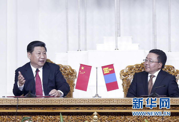 8月21日，國(guó)家主席習(xí)近平在烏蘭巴托同蒙古國(guó)總統(tǒng)額勒貝格道爾吉舉行會(huì)談。會(huì)談后，兩國(guó)元首共同會(huì)見(jiàn)記者。 新華社記者 鞠鵬 攝