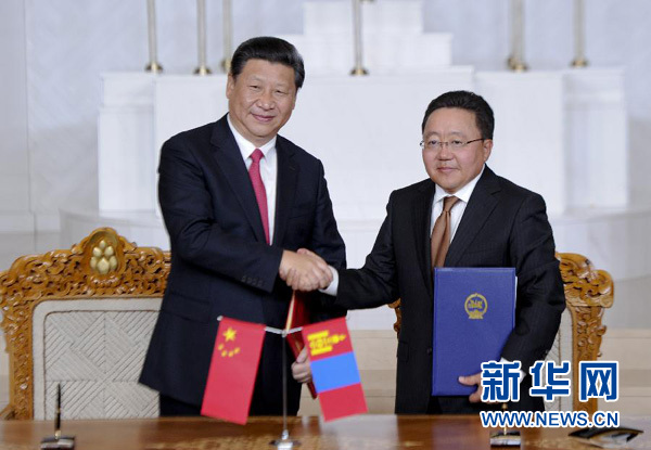 8月21日，國(guó)家主席習(xí)近平在烏蘭巴托同蒙古國(guó)總統(tǒng)額勒貝格道爾吉舉行會(huì)談。會(huì)談后，兩國(guó)元首共同簽署并發(fā)表《中華人民共和國(guó)和蒙古國(guó)關(guān)于建立和發(fā)展全面戰(zhàn)略伙伴關(guān)系的聯(lián)合宣言》。新華社記者 張鐸 攝