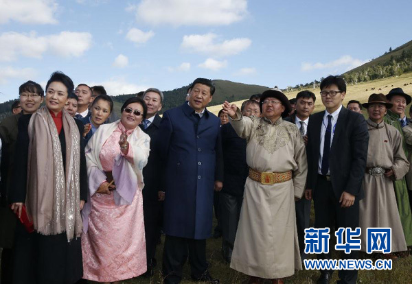 8月22日，國家主席習(xí)近平在蒙古國總統(tǒng)額勒貝格道爾吉陪同下前往烏蘭巴托市郊觀看那達(dá)慕。這是習(xí)近平和夫人彭麗媛同額勒貝格道爾吉夫婦觀看表演。新華社記者 鞠鵬 攝