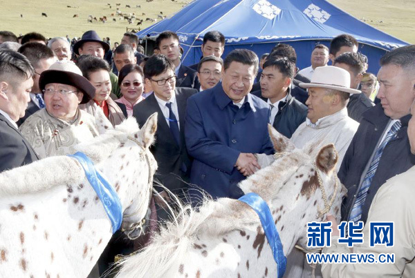 8月22日，國家主席習(xí)近平在蒙古國總統(tǒng)額勒貝格道爾吉陪同下前往烏蘭巴托市郊觀看那達(dá)慕。額勒貝格道爾吉向習(xí)近平夫婦贈(zèng)送兩匹蒙古馬。習(xí)近平為兩匹馬分別取名阿爾泰和克魯倫，寓意中蒙兩國山水相連、睦鄰友好。新華社記者 鞠鵬 攝