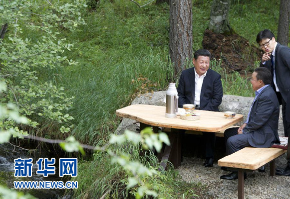 8月22日，國家主席習近平同蒙古國總統(tǒng)額勒貝格道爾吉在烏蘭巴托市郊的總統(tǒng)官邸再次會晤。這是習近平同額勒貝格道爾吉會晤后在溪畔飲茶。新華社記者 黃敬文 攝