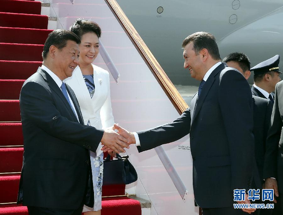 9月11日，國(guó)家主席習(xí)近平抵達(dá)杜尚別，應(yīng)塔吉克斯坦總統(tǒng)拉赫蒙邀請(qǐng)，出席上海合作組織成員國(guó)元首理事會(huì)第十四次會(huì)議并對(duì)塔吉克斯坦進(jìn)行國(guó)事訪問(wèn)。習(xí)近平和夫人彭麗媛在機(jī)場(chǎng)受到塔吉克斯坦總理拉蘇爾佐達(dá)等熱情迎接。新華社記者 鞠鵬 攝 