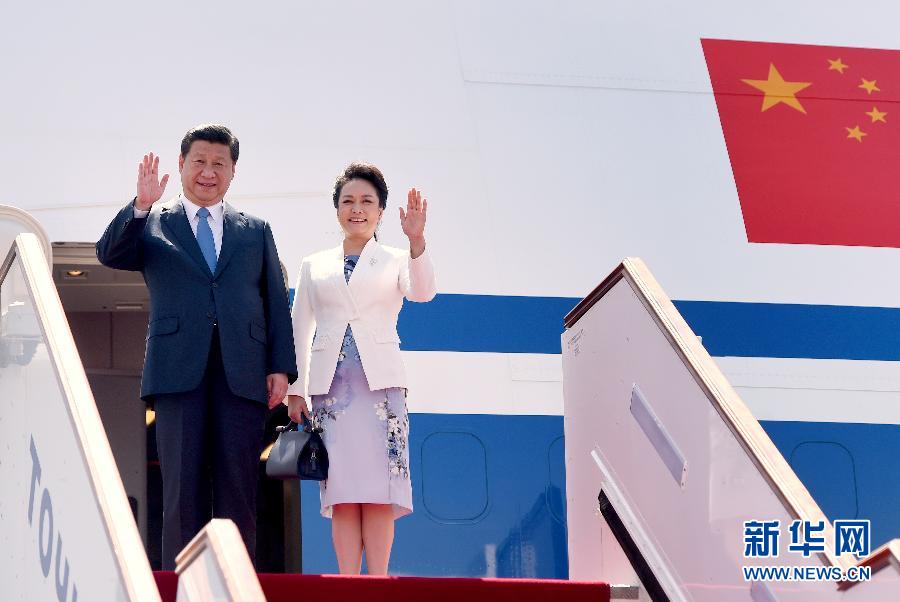 9月11日，中國(guó)國(guó)家主席習(xí)近平抵達(dá)杜尚別，應(yīng)塔吉克斯坦總統(tǒng)拉赫蒙邀請(qǐng)，出席上海合作組織成員國(guó)元首理事會(huì)第十四次會(huì)議并對(duì)塔吉克斯坦進(jìn)行國(guó)事訪問(wèn)。這是習(xí)近平和夫人彭麗媛走出機(jī)艙。新華社記者 馬占成 攝 